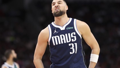 半岛·综合体育官网入口-尽力输出！克莱全场13投7中&amp;三分10中4 拿下18分1篮板2助攻