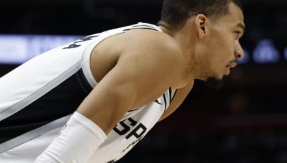 半岛体育-40分惨败！文班10分5罚，马克西19中8探花伤退，马刺8人得分上双